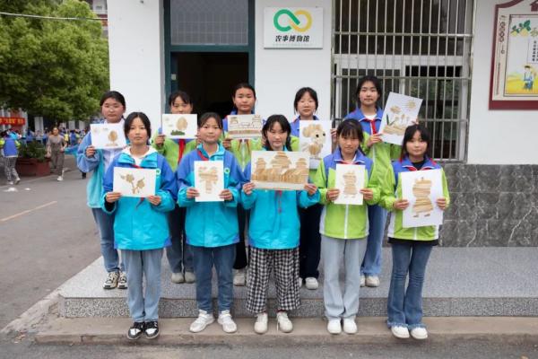 收麦子农民工干活,种地少年收小麦