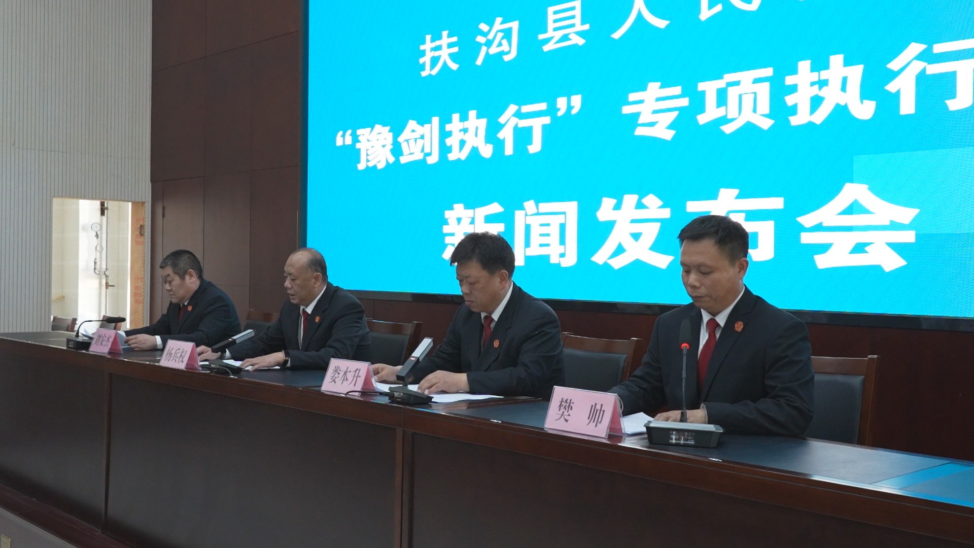 党员先锋做表率为民服务显作为,党员干部要做讲奉献有作为的表率