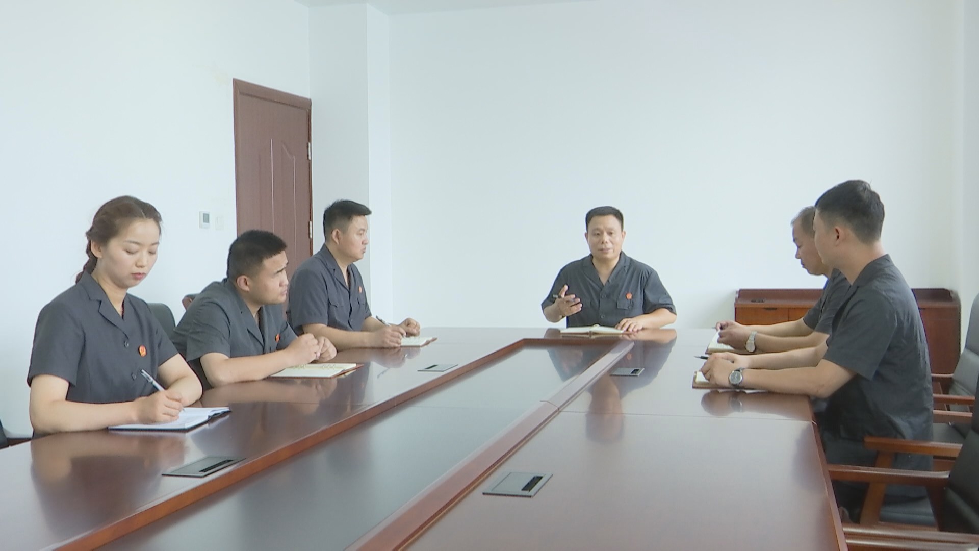 党员先锋做表率为民服务显作为,党员干部要做讲奉献有作为的表率