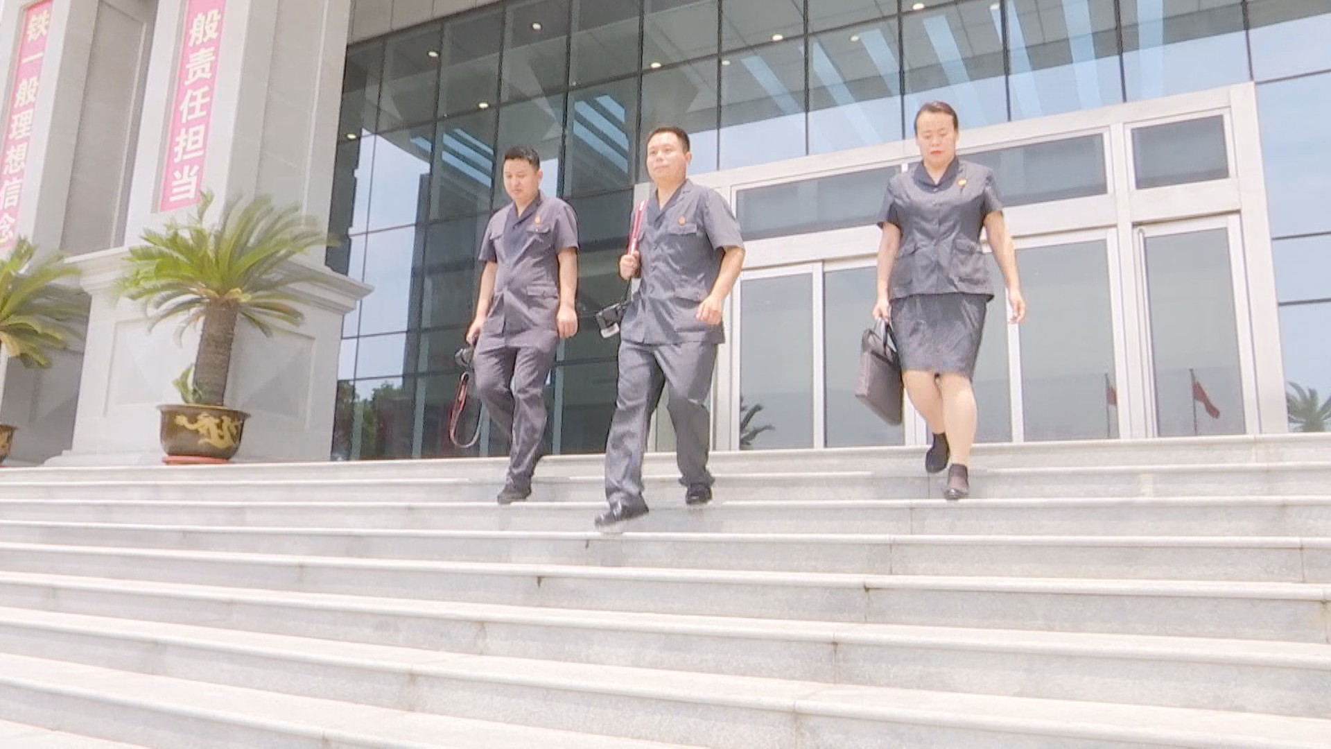 党员先锋做表率为民服务显作为,党员干部要做讲奉献有作为的表率