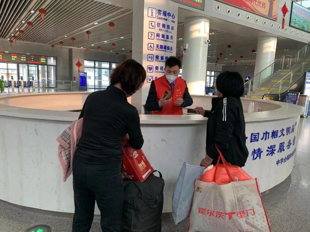 在做好服务旅客工作的基础上,把服务做到旅客的心坎