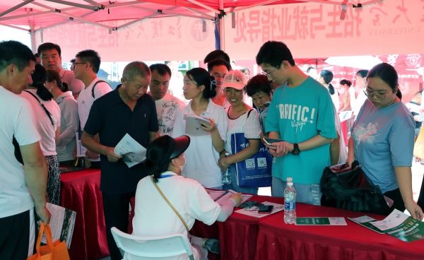 江汉大学校园开放日受热捧，不少外地考生和家长赶来“探班”