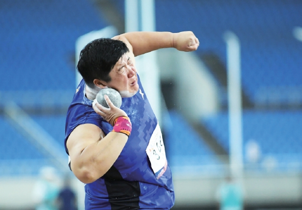 巩立姣亚运金牌颁奖典礼观众视频,第八次世锦赛巩立姣依然渴望金牌