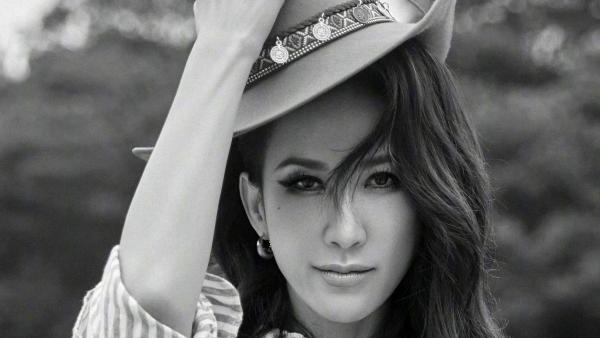 48岁歌手李玟作品,歌手李玟去世抑郁症你信吗