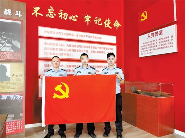 山海间，我与*党**徽最亮