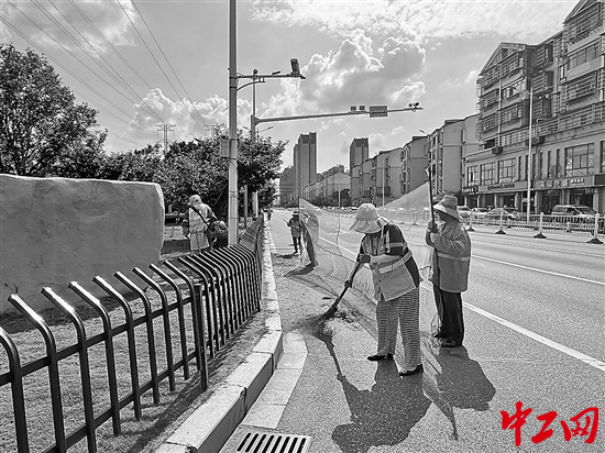 烈日下有一群人坚守在岗位上,感谢这些仍然坚守在岗位上的人