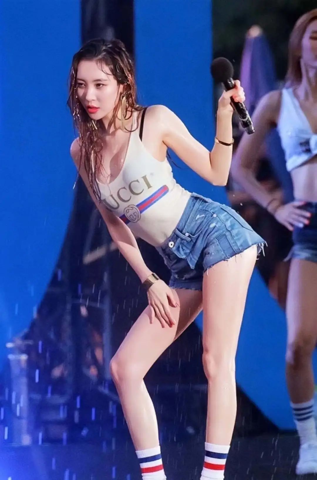 赵露思坐姿瑜伽裤穿搭,穿瑜伽裤上街合适吗