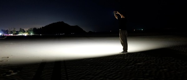 露营照明灯超亮强光,露营灯超长续航两节充电电池