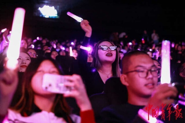 每周图片精选（1.6-1.12）｜法国新总理、“遇见”偶像、乐享冰雪