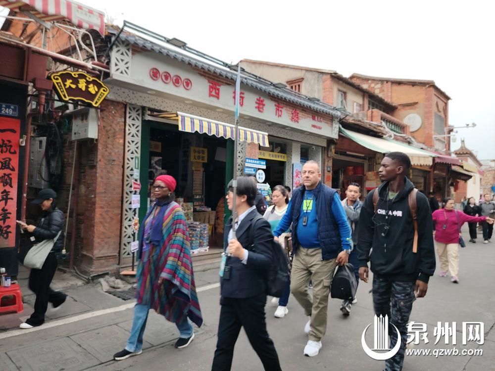 鍥藉鏃呮父鐨勬硥宸炰汉,鏉ヨ嚜14涓浗瀹剁殑娴峰鍙嬩汉浣撻獙娉夊窞