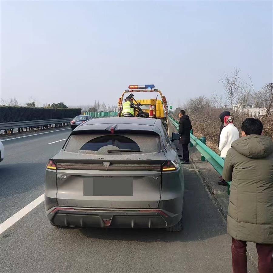 车辆刚上高速就抛锚怎么办,车高速抛锚怎么安全处理