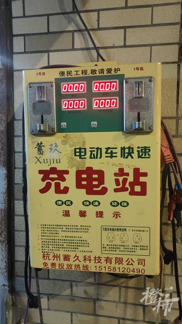 曾经遍布街头的黄色充电箱还能用吗？小红车服务点能给电瓶车提供充电吗？外卖小哥在用的换电方式是否可行？三种方案记者采访一圈发现都不乐观