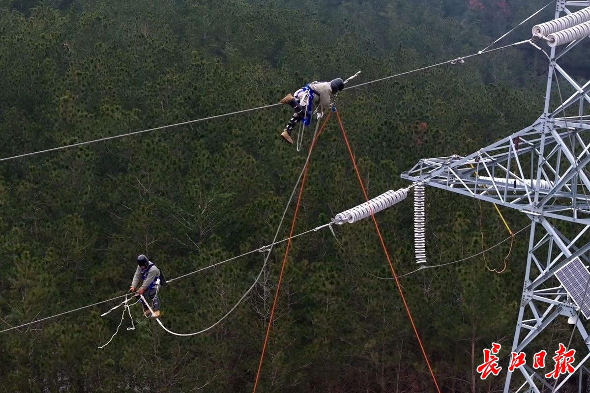 严寒高空作业,严寒里的高空作业的电力工人