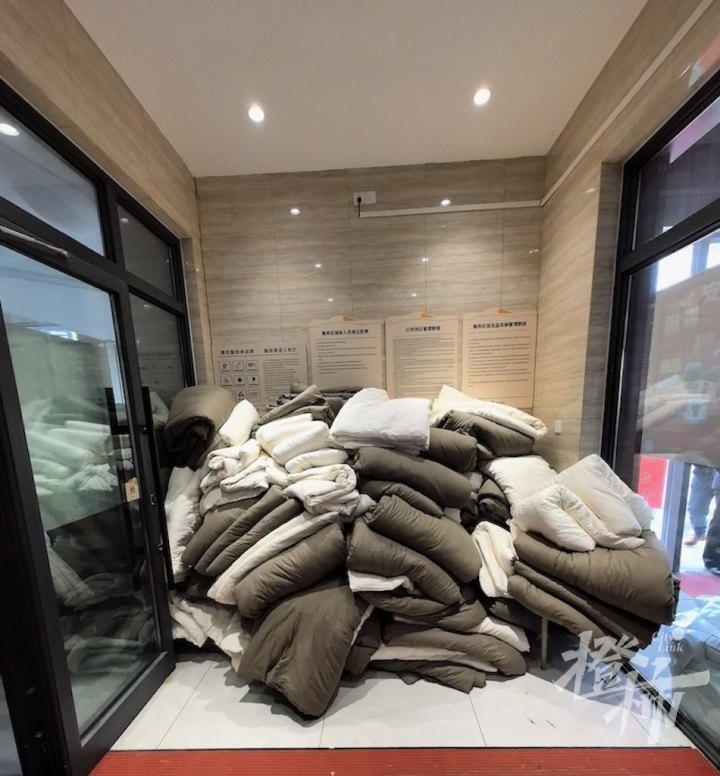 *疆新**旅游遭遇“风吹雪”！近千人在服务区打地铺过夜，上海姑娘向橙柿讲述被困沙漠腹地经历……