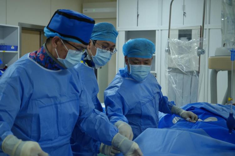 76岁老太突发心梗命悬一线！深圳禾正医院心内科专家两次介入手术解除危机